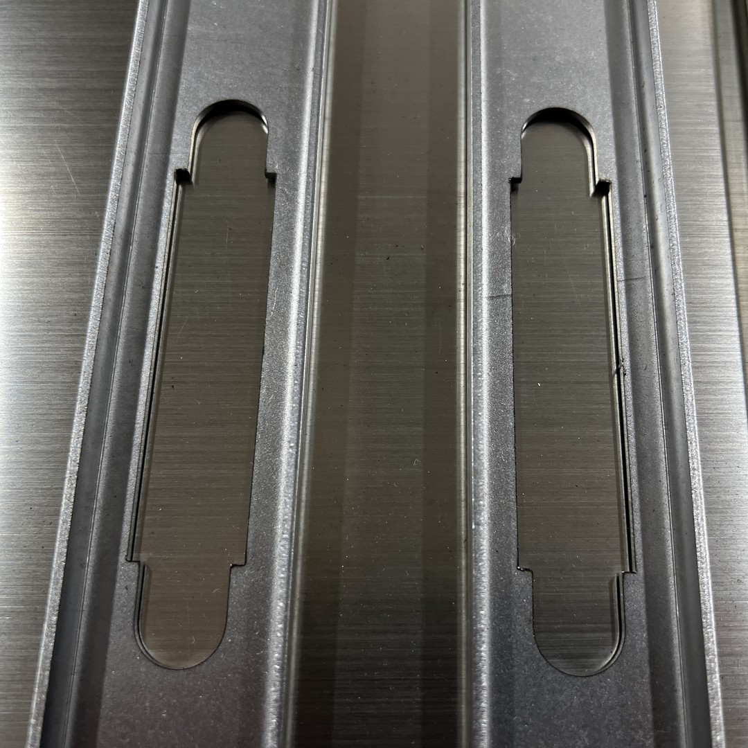 Laserschneiden von Edelstahl-Aluminium-Metallteilen